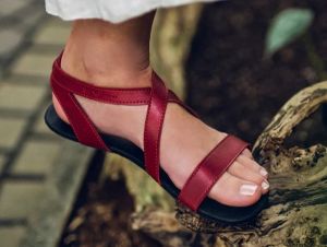  Dámské barefoot sandále Ahinsa shoes Hava vínové na noze II